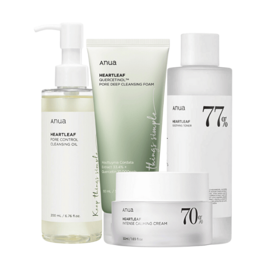 En uppsättning hudvårdsprodukter från Anua, innehållande Heartleaf Pore Control Cleansing Oil, Heartleaf 77% Soothing Toner, Heartleaf Quercetin+ Pore Deep Cleansing Foam, och Heartleaf 70% Intense Calming Cream. Dessa produkter är formulerade med hjärtblad och andra lugnande ingredienser, designade för att minska porer, lugna och återfukta huden.