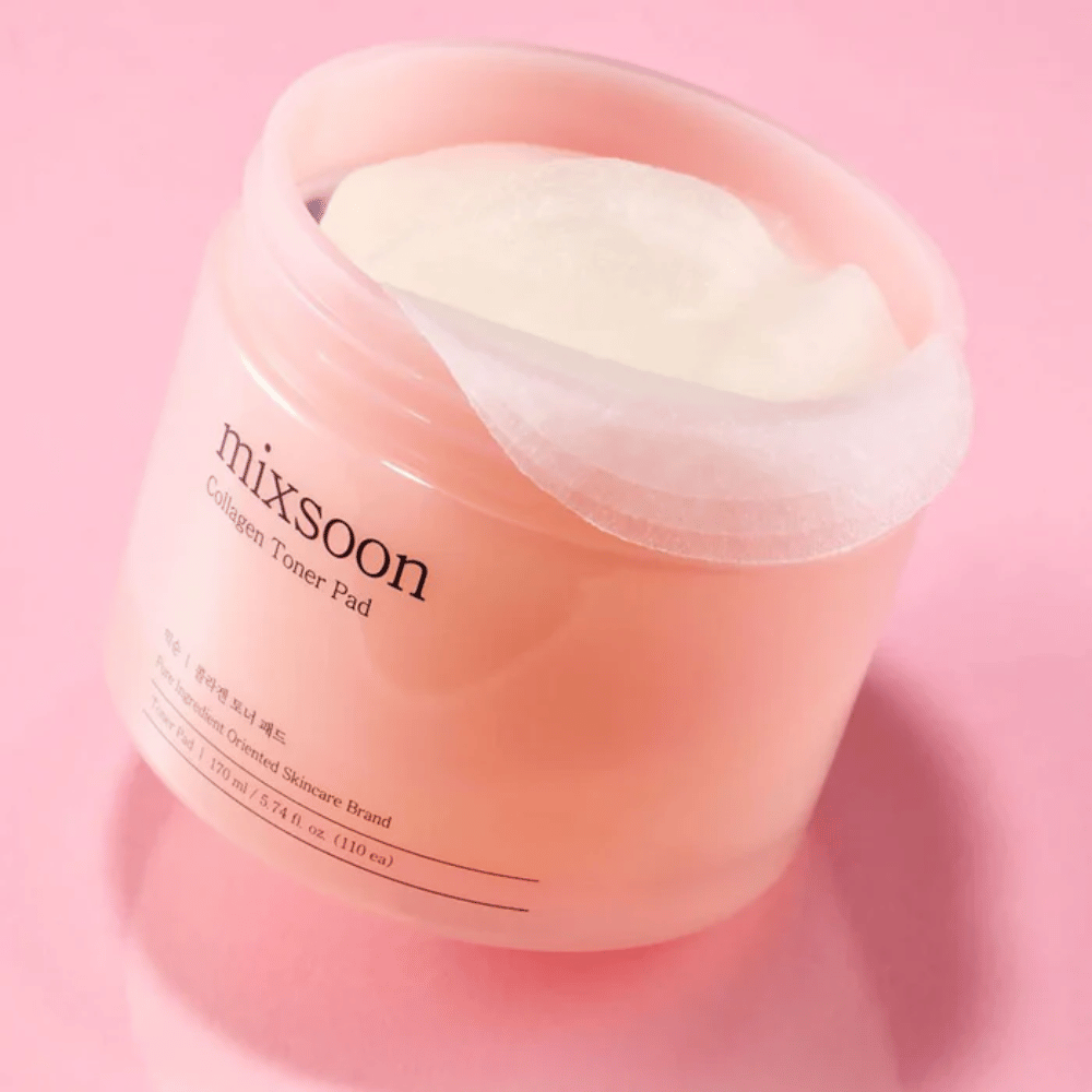 Mixsoon Collagen Toner Pad med 110 pads i en rosa burk, fotograferad mot en rosa bakgrund.