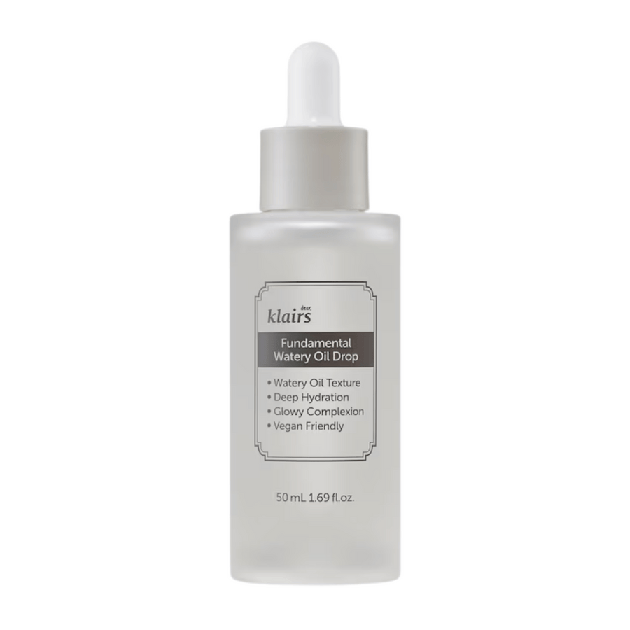 Transparent flaska med pipett innehållande Klairs Fundamental Watery Oil Drop, 50 ml. Etiketten beskriver produktens egenskaper som djup återfuktning, glödgivande effekt och vegansk formulering.