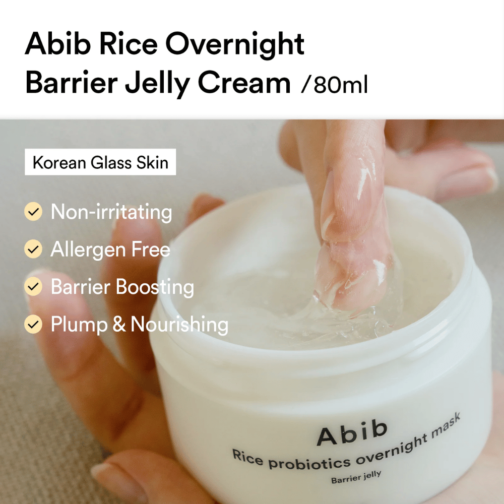 En hand doppar ett finger i Abib Rice Probiotics Overnight Mask – en geléliknande kräm som marknadsförs som icke-irriterande, allergenfri, stärkande för hudbarriären och djupt närande.