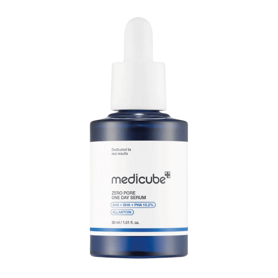 Flaska av Medicube Zero Pore One Day Serum med vit etikett och blå detaljer, en exfolierande produkt med AHA, BHA och PHA, mot vit bakgrund.