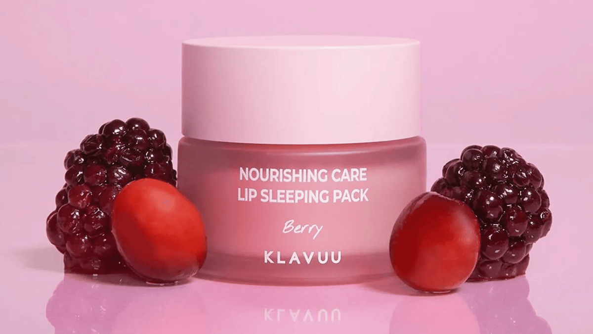 KLAVUU Nourishing Care Lip Sleeping Pack Berry – återfuktande nattmask för torra läppar med bärdoft som mjukgör och vårdar över natten.