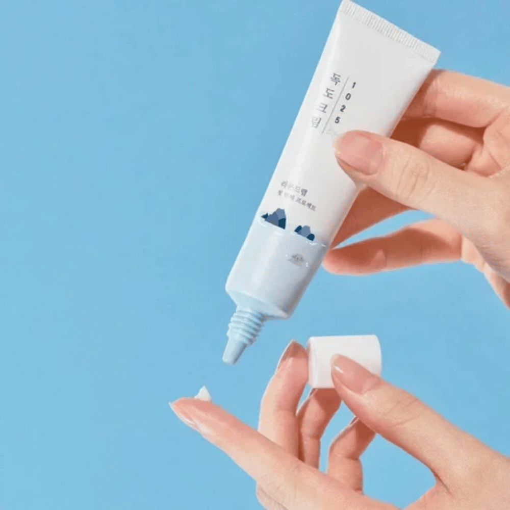 Round Lab 1025 Dokdo Eye Cream σωληνάριο με ελαφριά κρέμα που εφαρμόζεται στην άκρη του δαχτύλου για απαλή φροντίδα της ευαίσθητης επιδερμίδας γύρω από τα μάτια
