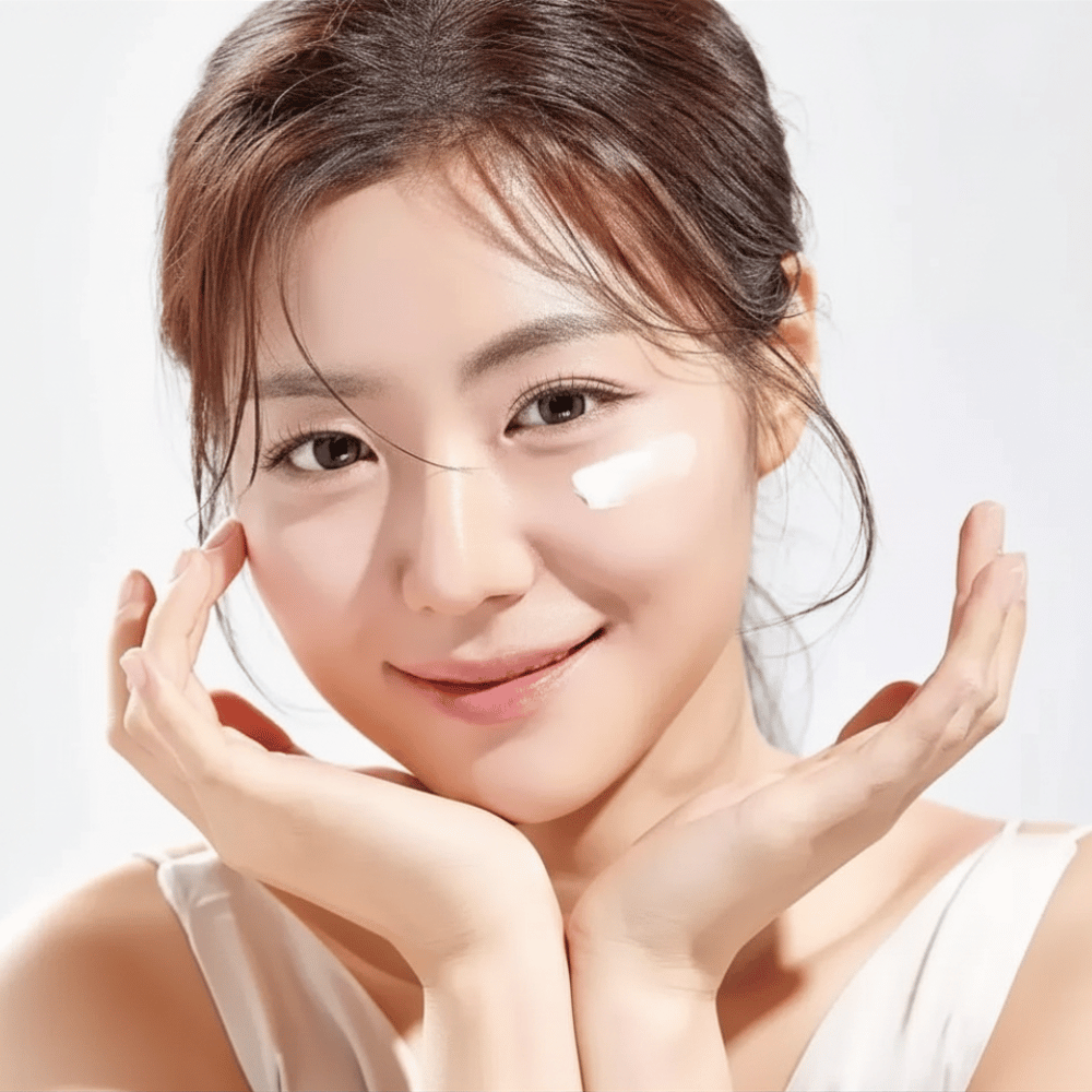 Γυναίκα εφαρμόζει Round Lab 1025 Dokdo Eye Cream κάτω από τα μάτια για ενυδάτωση, λάμψη και πιο ομοιόμορφο τόνο δέρματος