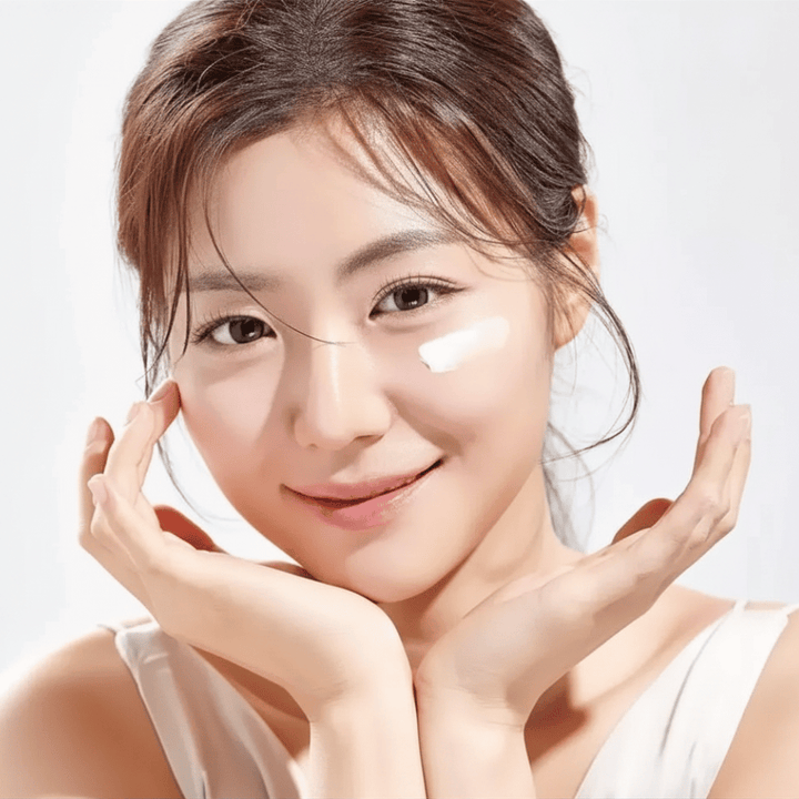 Γυναίκα εφαρμόζει Round Lab 1025 Dokdo Eye Cream κάτω από τα μάτια για ενυδάτωση, λάμψη και πιο ομοιόμορφο τόνο δέρματος