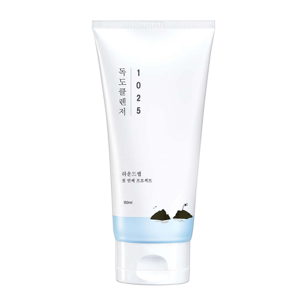Round Lab 1025 Dokdo Cleanser σε λευκό σωλήνα με μπλε βάση και μαύρη εκτύπωση, απομονωμένο σε λευκό φόντο.