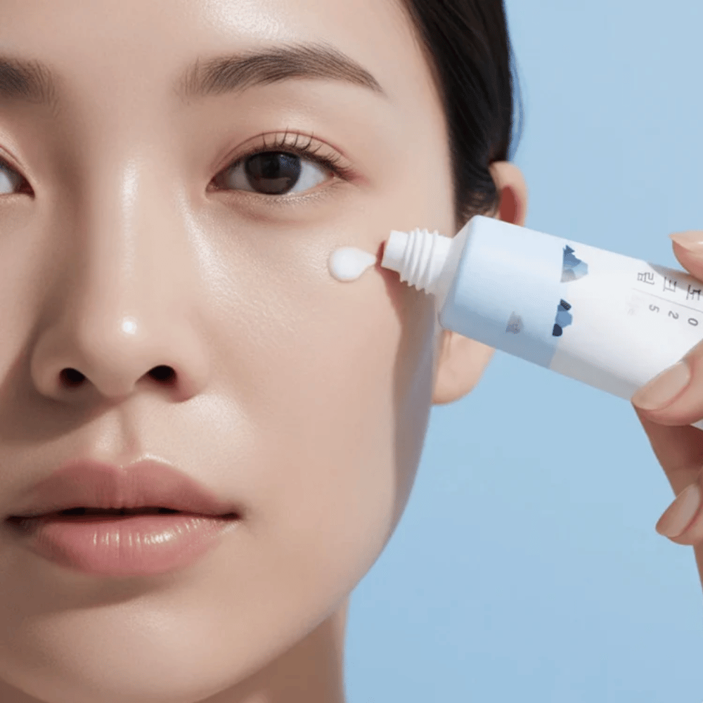 Round Lab 1025 Dokdo Eye Cream εφαρμόζεται στην επιδερμίδα κάτω από το μάτι, ενυδατική κρέμα ματιών που προσφέρει πιο απαλή επιδερμίδα και μειώνει τις λεπτές γραμμές