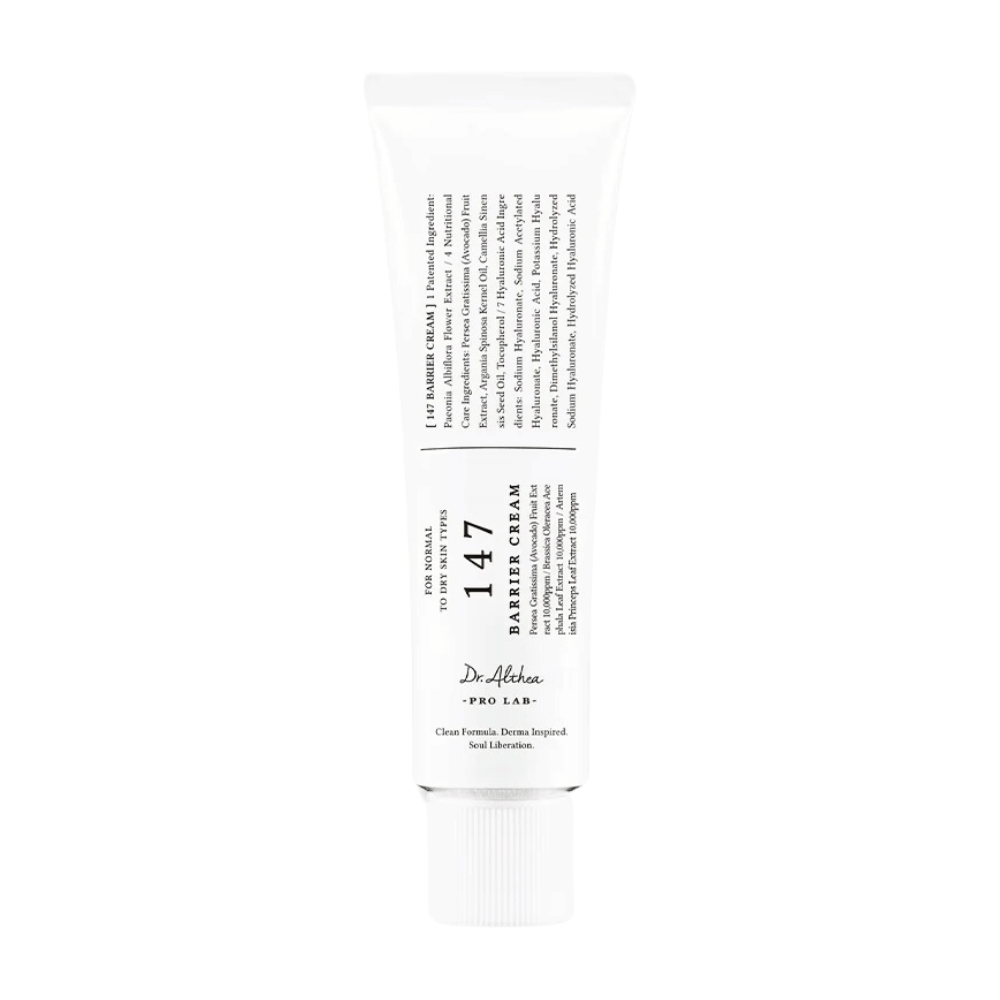 Η εικόνα δείχνει ένα σωληνάριο από το "147 Barrier Cream" του Dr. Althea. Η συσκευασία είναι απλή και κομψή με λευκή βάση και μαύρο κείμενο. Το κείμενο στο σωληνάριο παρέχει πληροφορίες για το προϊόν, συμπεριλαμβανομένης της λειτουργίας του ως κρέμας φραγμού, και αναφέρει ότι είναι μια καθαρή φόρμουλα, εμπνευσμένη από δερματολόγους και προορισμένη για "απελευθέρωση κυττάρων". Φαίνεται να είναι ένα προϊόν περιποίησης δέρματος σχεδιασμένο για να ενισχύει το φυσικό προστατευτικό φράγμα του δέρματος.