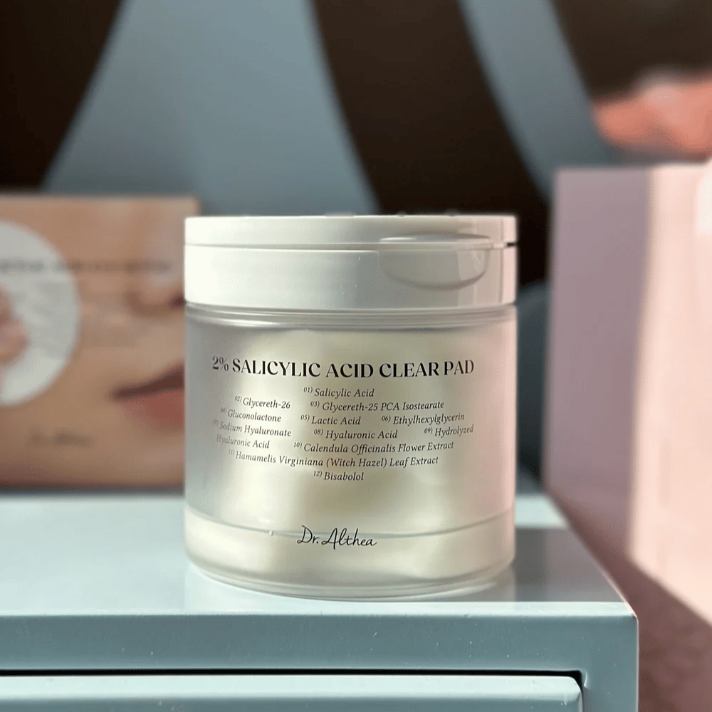 Dr. Althea 2% Salicylic Acid Clear Pad βάζο στο ράφι. Κορεατικά απολεπιστικά pads με σαλικυλικό οξύ, PHA και υαλουρονικό οξύ για ακάθαρτο δέρμα και φραγμένους πόρους.