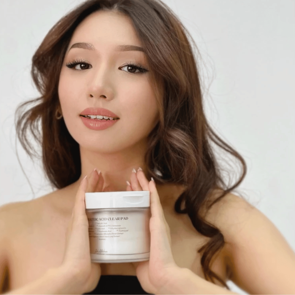 Το μοντέλο κρατάει Dr. Althea 2% Salicylic Acid Clear Pad μπροστά από το πρόσωπο. Απολεπιστικά pads τονωτικής λοσιόν με σαλικυλικό οξύ που καθαρίζουν τους πόρους, ισορροπούν το σμήγμα και προσφέρουν πιο καθαρό δέρμα.