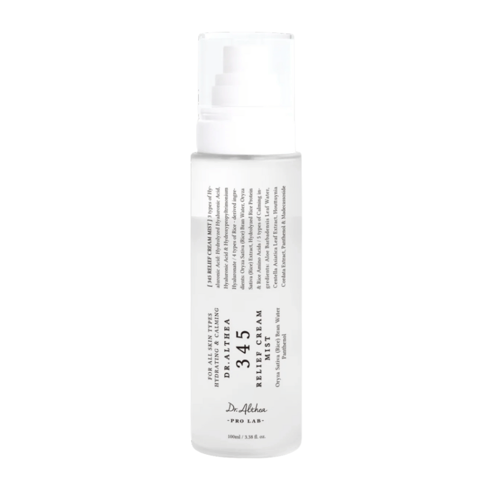 Dr. Althea 345 Relief Cream Mist σε λευκό φόντο, ένα ελαφρύ σπρέι προσώπου με φόρμουλα δύο φάσεων που ενυδατώνει, καταπραΰνει και ενισχύει το δέρμα καθ' όλη τη διάρκεια της ημέρας.