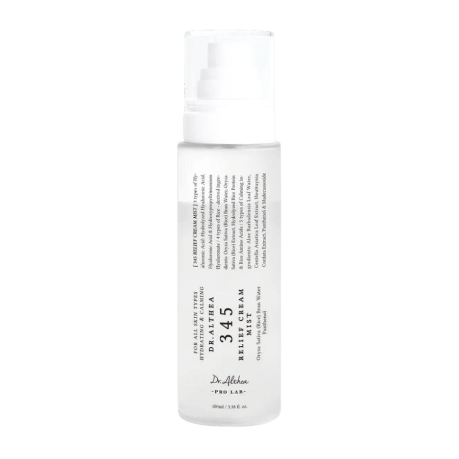 Dr. Althea 345 Relief Cream Mist σε λευκό φόντο, ένα ελαφρύ σπρέι προσώπου με φόρμουλα δύο φάσεων που ενυδατώνει, καταπραΰνει και ενισχύει το δέρμα καθ' όλη τη διάρκεια της ημέρας.