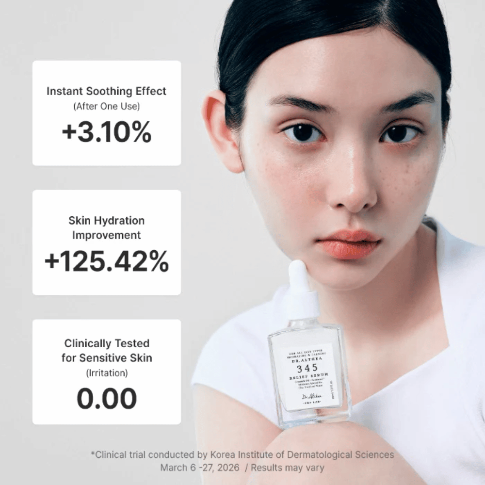 Το μοντέλο κρατά το Dr. Althea 345 Relief Serum – καταπραϋντικός ορός για ευαίσθητη επιδερμίδα που ενυδατώνει και ενισχύει τον επιδερμιδικό φραγμό.
