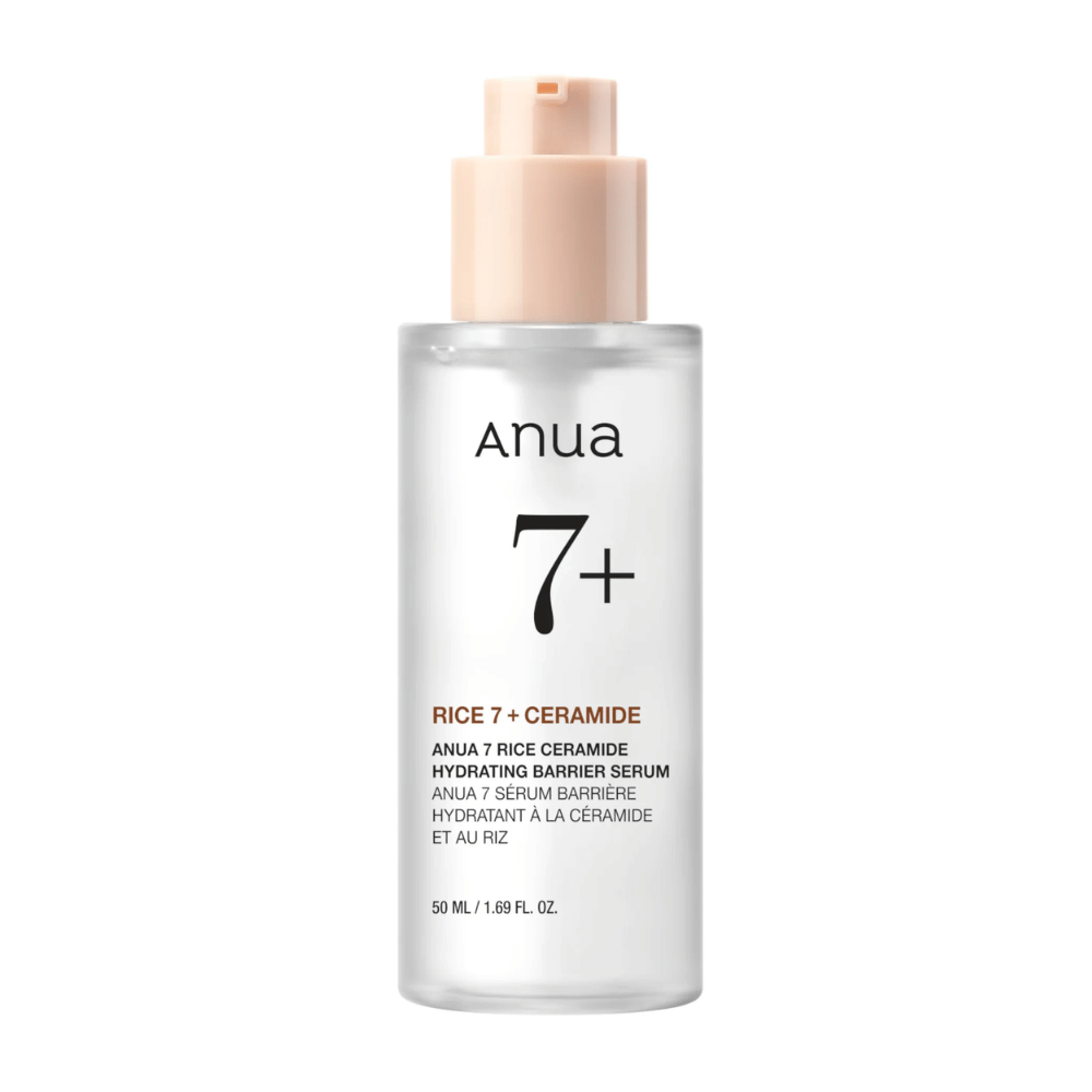 Ένα μπουκάλι του "Anua 7+ Rice Ceramide Hydrating Barrier Serum" με καθαρό και μινιμαλιστικό σχεδιασμό. Η συσκευασία είναι διαφανής με μια ανοιχτό ροζ αντλία και περιέχει 50 ml ορού που είναι εμπλουτισμένος με ρύζι και κεραμίδια για να ενυδατώνει και να ενισχύει το φράγμα του δέρματος.