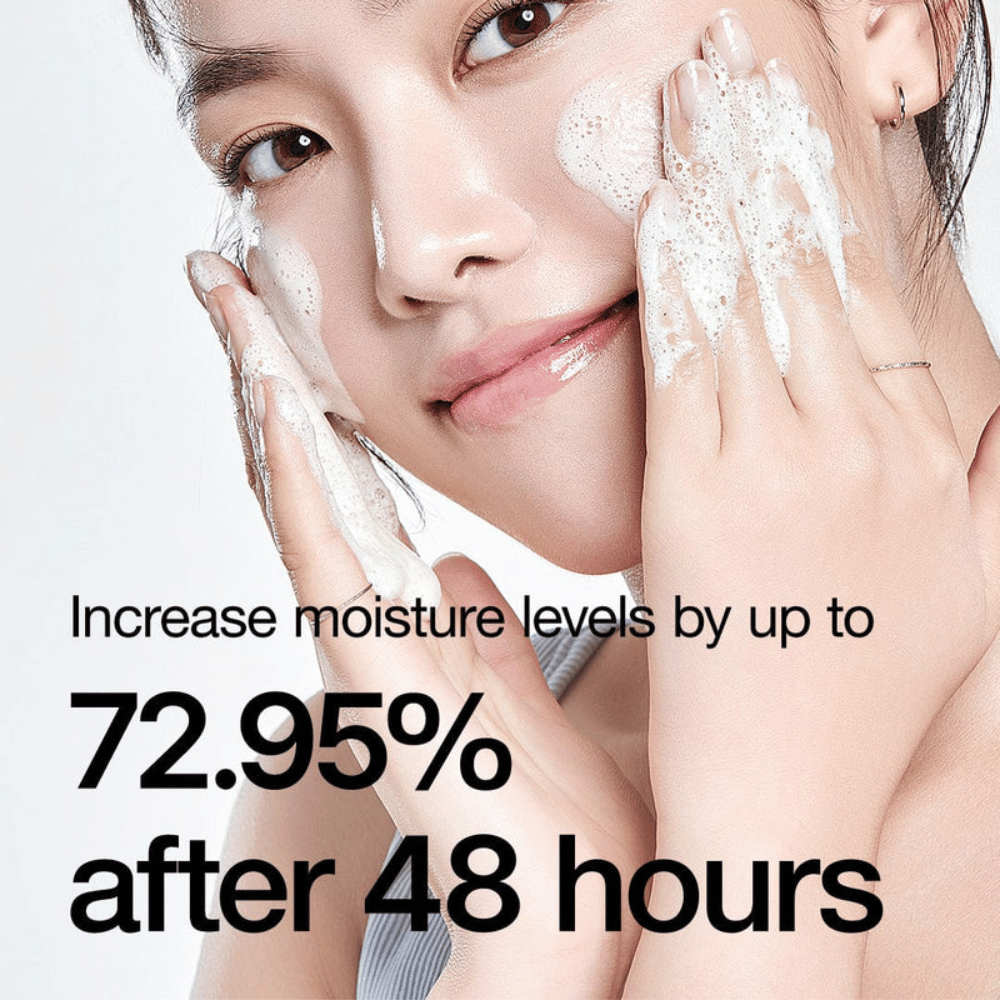 
Anua 8 Hyaluronic Acid Hydrating Gentle Foaming Cleanser είναι ένα απαλό προϊόν καθαρισμού που συνδυάζει οκτώ διαφορετικά υαλουρονικά οξέα για να παρέχει έντονη ενυδάτωση και να ενυδατώνει το δέρμα. Αυτή η κρέμα καθαρισμού δημιουργεί έναν πλούσιο, απαλό αφρό που αφαιρεί αποτελεσματικά τη βρωμιά και το μακιγιάζ χωρίς να ξηραίνει το δέρμα. Κλινικές δοκιμές δείχνουν ότι μπορεί να αυξήσει τα επίπεδα υγρασίας έως και 72,95% μετά από 48 ώρες, καθιστώντας την ιδανική για ξηρούς και ευαίσθητους τύπους δέρματος. 