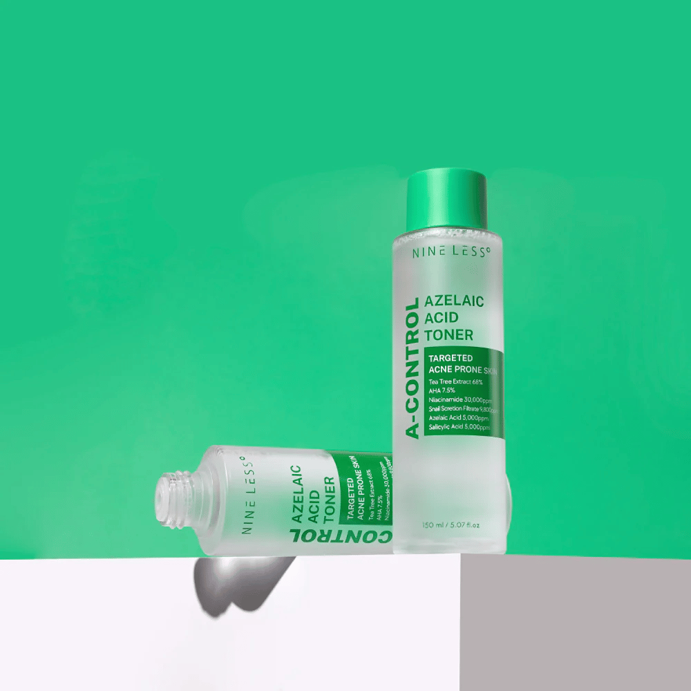 Δύο μπουκάλια Nine Less A-Control Azelaic Acid Toner τοποθετημένα σε πράσινο φόντο, το ένα όρθιο και το άλλο ξαπλωμένο.