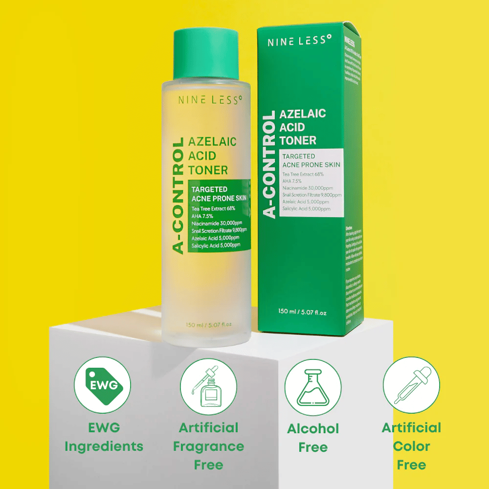 Μπουκάλι και συσκευασία του Nine Less A-Control Azelaic Acid Toner σε κίτρινο φόντο με πράσινες εικόνες που επισημαίνουν τα συστατικά EWG, χωρίς αλκοόλ, άρωμα και χρωστικές.