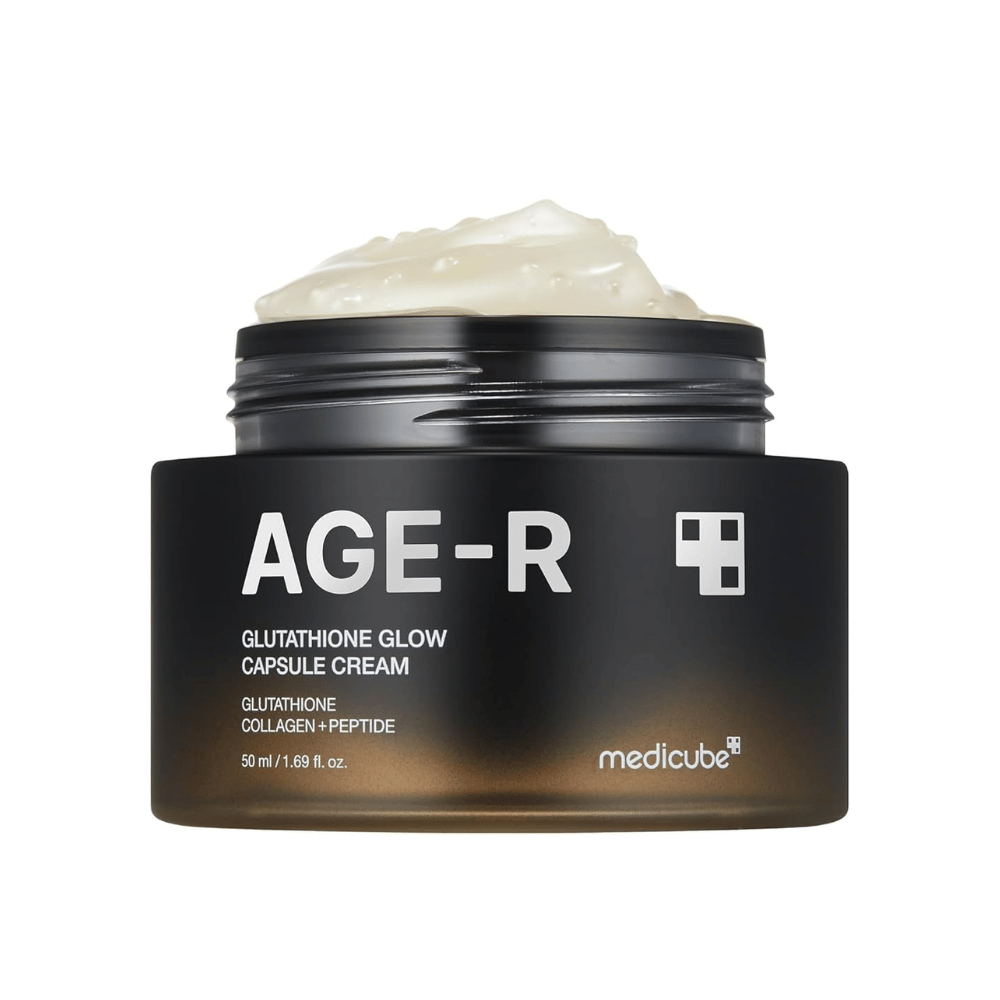 Βάζο του Medicube Age-R Glutathione Glow Capsule Cream, μια κρέμα που περιέχει γλουταθειόνη, κολλαγόνο και πεπτίδιο. Το προϊόν έχει σχεδιαστεί για να δίνει λάμψη στο δέρμα και να βελτιώνει την ελαστικότητα. Η απαλή υφή της κρέμας φαίνεται στο βάζο.