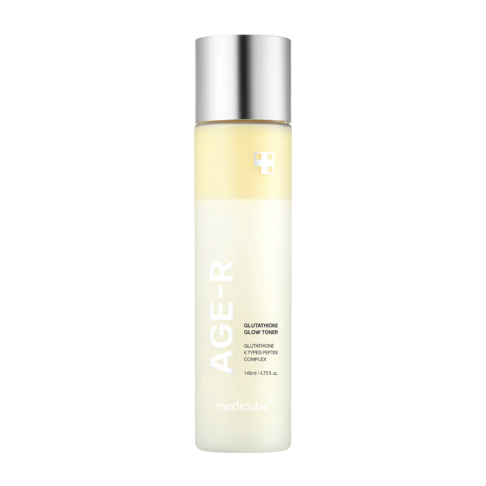 Μπουκάλι από Medicube Age-R Glutathione Glow Toner, ένας ανοιχτόχρωμος τόνερ που περιέχει γλουταθειόνη και ένα πεπτιδικό σύμπλεγμα. Το προϊόν είναι σχεδιασμένο για να προσφέρει μακροχρόνια λάμψη και ομοιόμορφο τόνο δέρματος. Το μπουκάλι έχει έναν κομψό, μινιμαλιστικό σχεδιασμό με ασημένιο καπάκι.