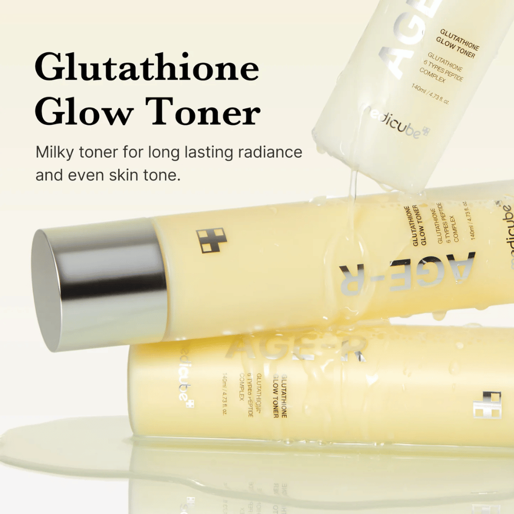 Medicube Age-R Glutathione Glow Toner εμφανίζεται σε ένα κίτρινο μπουκάλι. Το προϊόν περιγράφεται ως ένας γαλακτώδης τόνερ που προσφέρει μακροχρόνια λάμψη και ομοιόμορφο τόνο δέρματος. Ο τόνερ περιέχει γλουταθειόνη και ένα πεπτιδικό σύμπλεγμα για να βελτιώσει την εμφάνιση και τη δομή του δέρματος.