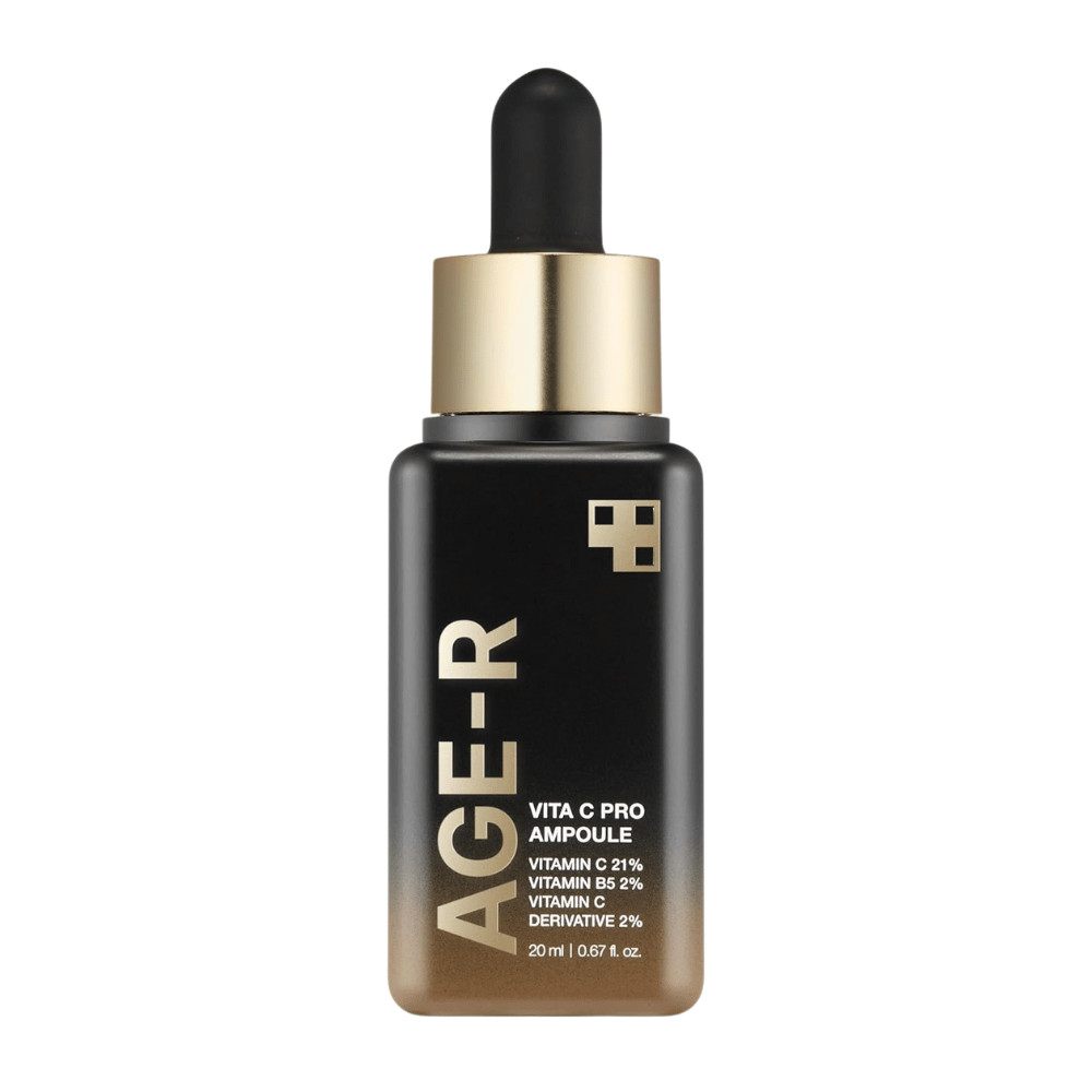 Μπουκάλι του Medicube Age-R Vita C Pro Ampoule, ένα προϊόν που περιέχει 21% βιταμίνη C, 2% βιταμίνη B5 και 2% παράγωγο βιταμίνης C. Η μαύρη και χρυσή συσκευασία έχει πιπέτα για ακριβή εφαρμογή. Το προϊόν έχει σχεδιαστεί για να φωτίζει και να βελτιώνει την υφή του δέρματος.