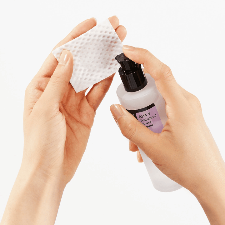Εφαρμογή του COSRX AHA 7 Whitehead Power Liquid σε βαμβακερό δίσκο, απολεπιστική τονωτική λοσιόν με AHA για την απομάκρυνση των νεκρών κυττάρων του δέρματος και τη βελτίωση της υφής του δέρματος.