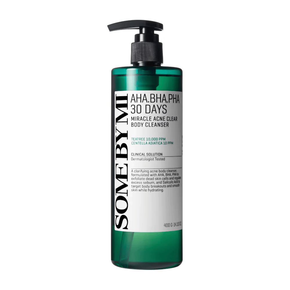 Μπουκάλι με SOME BY MI AHA.BHA.PHA 30 Days Miracle Acne Clear Body Cleanser. Το μπουκάλι είναι πράσινο με μια μαύρη αντλία και μια άσπρη ετικέτα που περιγράφει τα συστατικά και τις λειτουργίες του προϊόντος, συμπεριλαμβανομένων των AHA, BHA και PHA για απολέπιση και θεραπεία ακμής. Το φόντο είναι άσπρο.