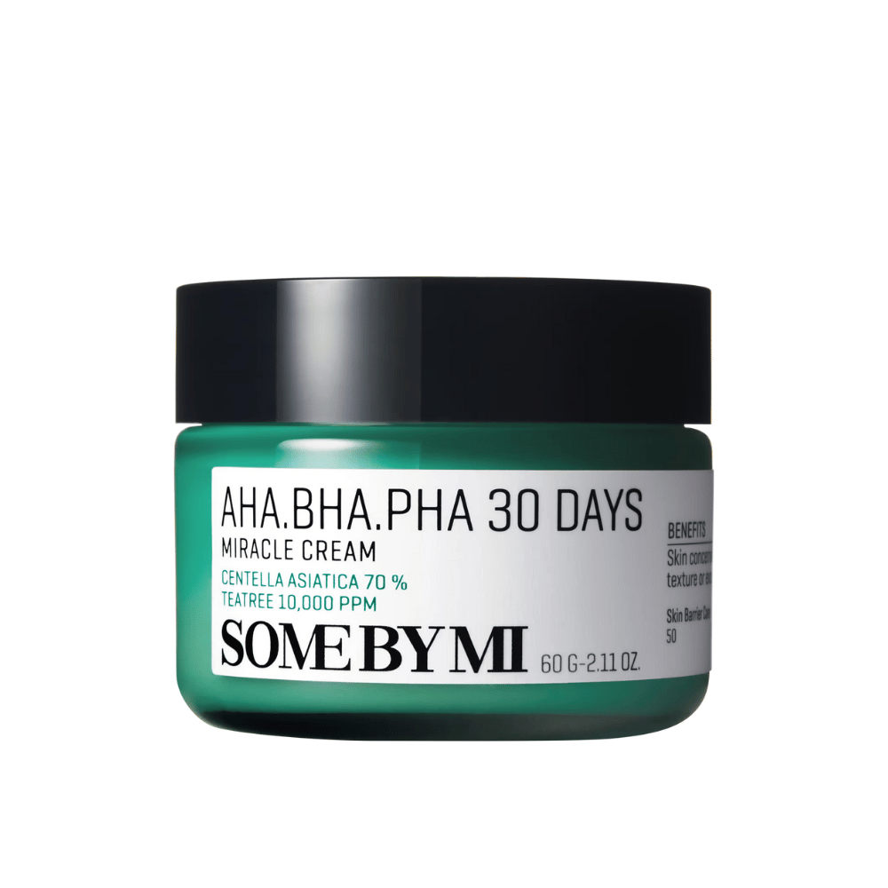 Ένα βάζο από "SOME BY MI AHA, BHA, PHA 30 Days Miracle Cream". Αυτή η κρέμα περιέχει 70% centella asiatica και 10,000 PPM tea tree-έλαιο, σχεδιασμένη να καταπραΰνει και να ενυδατώνει το δέρμα ενώ καταπολεμά προβλήματα όπως η ακμή. Το βάζο είναι σχεδιασμένο σε μια διακριτική πράσινη απόχρωση με μαύρο καπάκι.