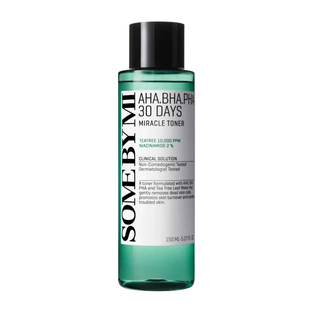 Ένα πράσινο μπουκάλι του "SOME BY MI AHA, BHA, PHA 30 Days Miracle Toner" με περιεχόμενο 150 ml. Το προϊόν, που περιέχει εκχύλισμα τσαγιού και νιασιναμίδη, έχει σχεδιαστεί για να αφαιρεί απαλά τα νεκρά κύτταρα του δέρματος, να προάγει την ανανέωση του δέρματος και να καταπραΰνει το προβληματικό δέρμα.