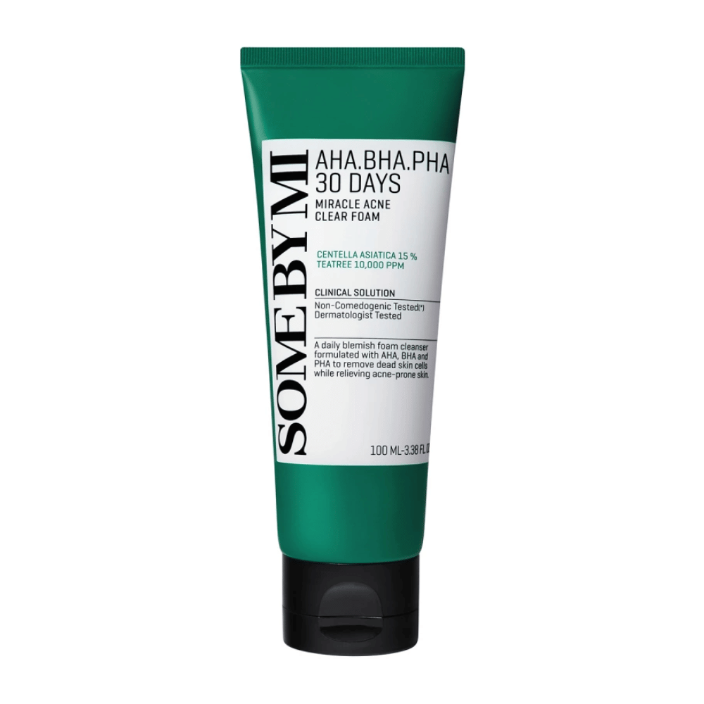 Ένα σωληνάριο "SOME BY MI AHA, BHA, PHA 30 Days Miracle Acne Clear Foam". Το προϊόν περιέχει centella asiatica και tea tree λάδι, σχεδιασμένο για να αντιμετωπίζει την ακμή και να καθαρίζει το δέρμα. Το σωληνάριο είναι 100 ml και έχει δοκιμαστεί δερματολογικά για να εξασφαλίσει ασφάλεια και αποτελεσματικότητα.
