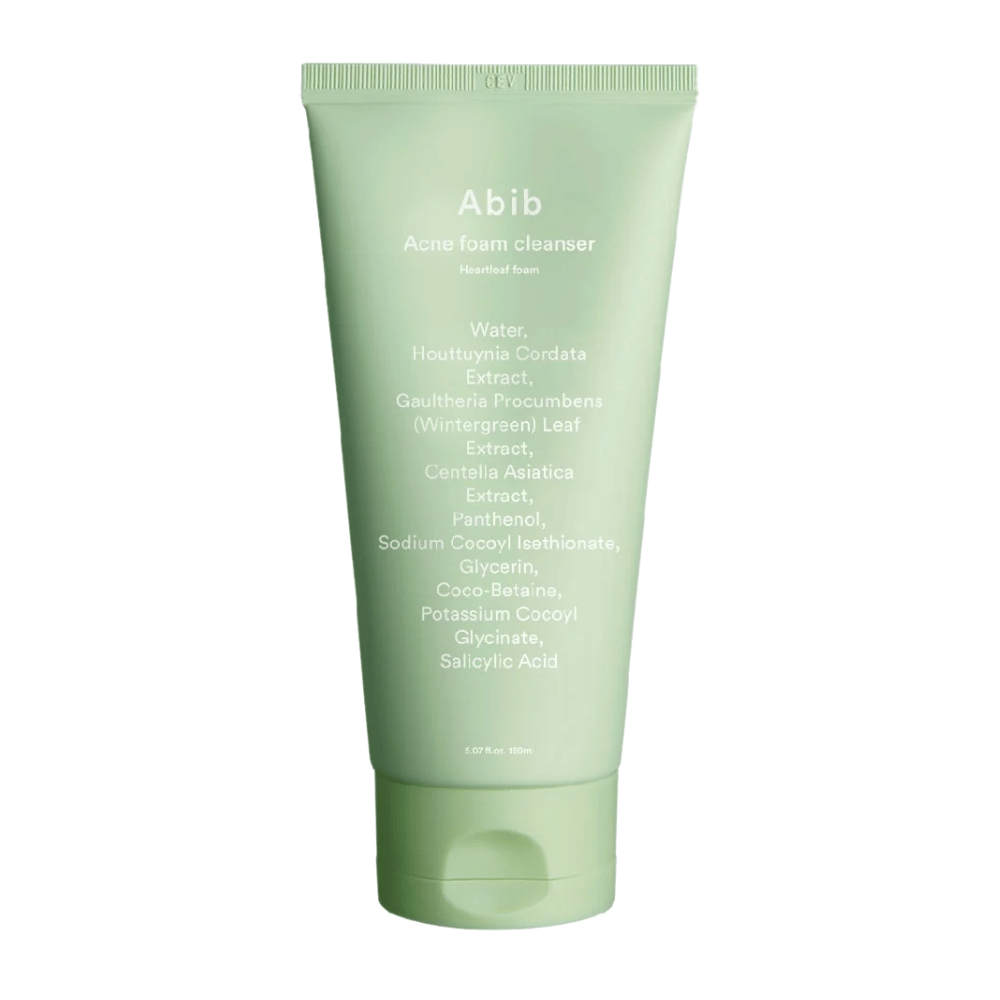 Πράσινος σωλήνας με Abib Acne Foam Cleanser Heartleaf Foam, που δείχνει συστατικά όπως Houttuynia Cordata, Centella Asiatica και σαλικυλικό οξύ τυπωμένα στο μπροστινό μέρος. Το προϊόν στέκεται όρθιο σε λευκό φόντο.