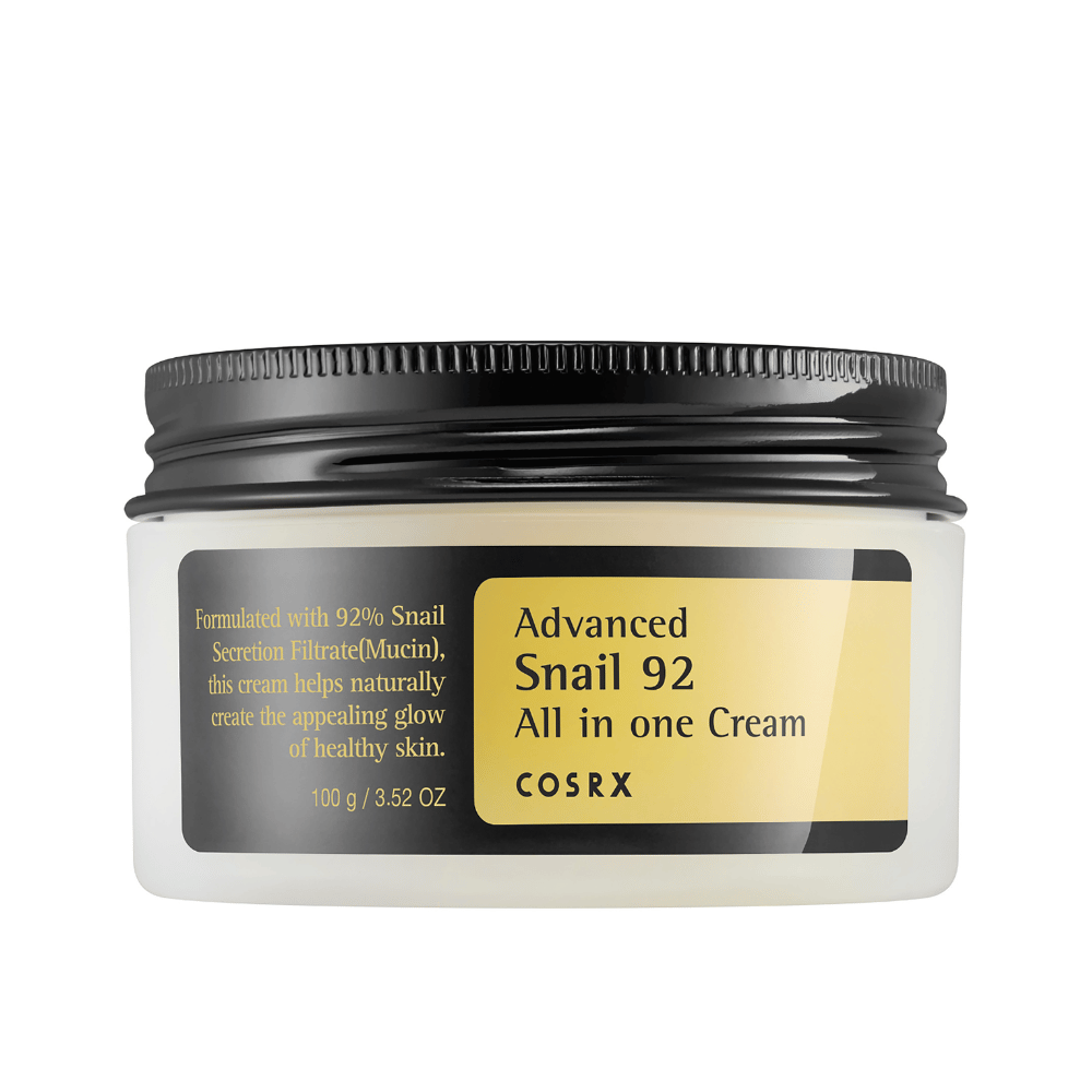 Προβολή σε πρώτο πλάνο ενός κλειστού COSRX Advanced Snail 92 All in one Cream βάζου με μαύρο καπάκι και κίτρινη ετικέτα σε λευκό φόντο.