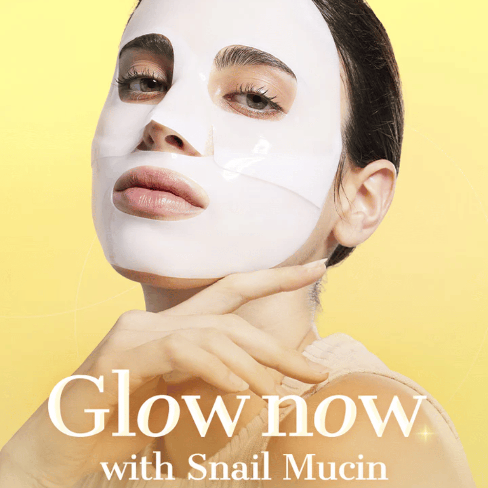 Γυναίκα με COSRX Advanced Snail Mucin Hydrogel Mask – προσφέρει λάμψη, ενυδάτωση και πιο σφριγηλή επιδερμίδα με βλέννα σαλιγκαριού και κολλαγόνο.