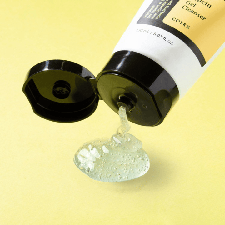 Κοντινή λήψη του COSRX Advanced Snail Mucin Gel Cleanser με διαφανή υφή τζελ – ενυδατικός K-beauty καθαρισμός για ξηρό, ευαίσθητο και συνδυασμένο δέρμα.