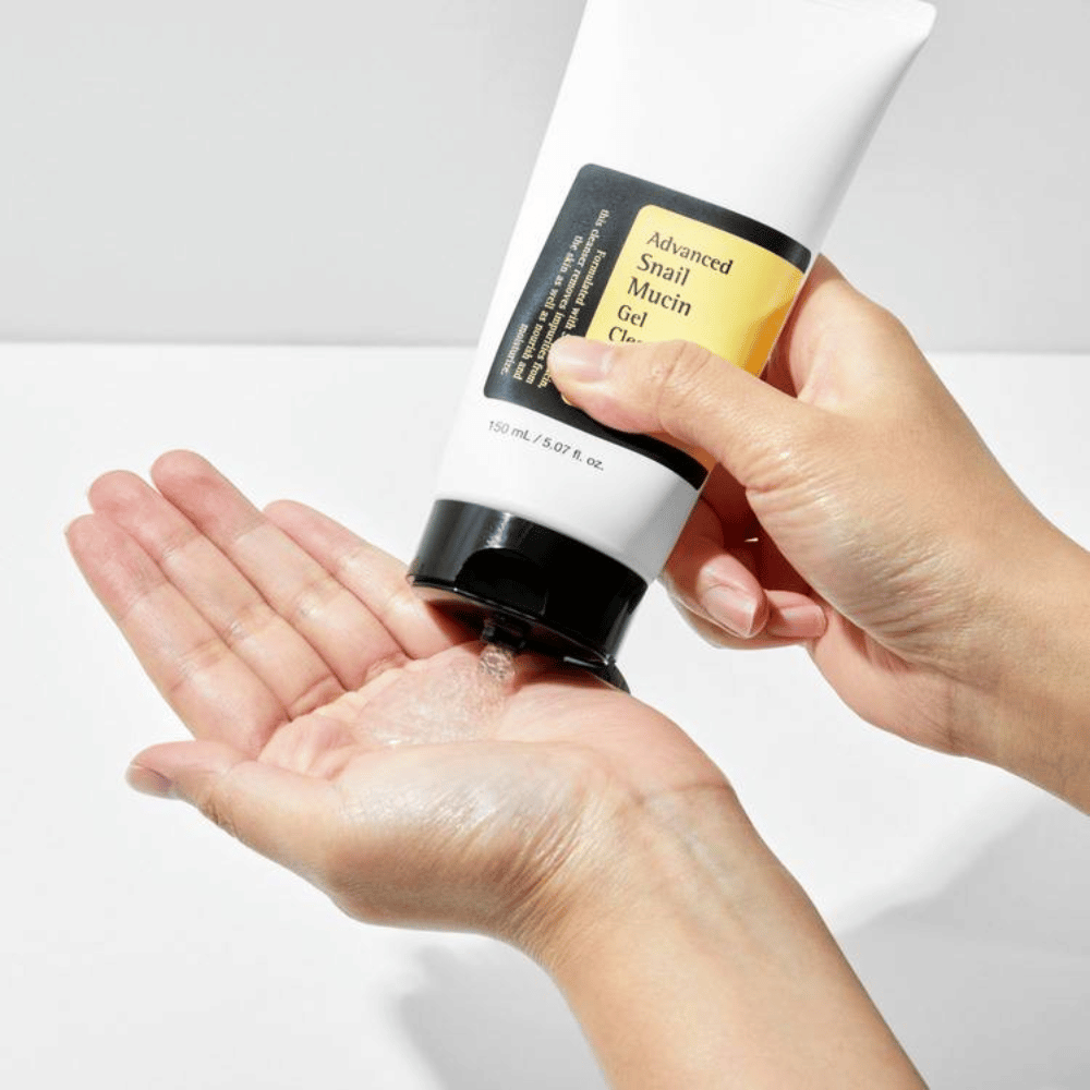 Χέρι εφαρμόζει COSRX Advanced Snail Mucin Gel Cleanser – απαλός καθαρισμός τζελ με βλέννα σαλιγκαριού που καθαρίζει σε βάθος και διατηρεί την υγρασία του δέρματος.