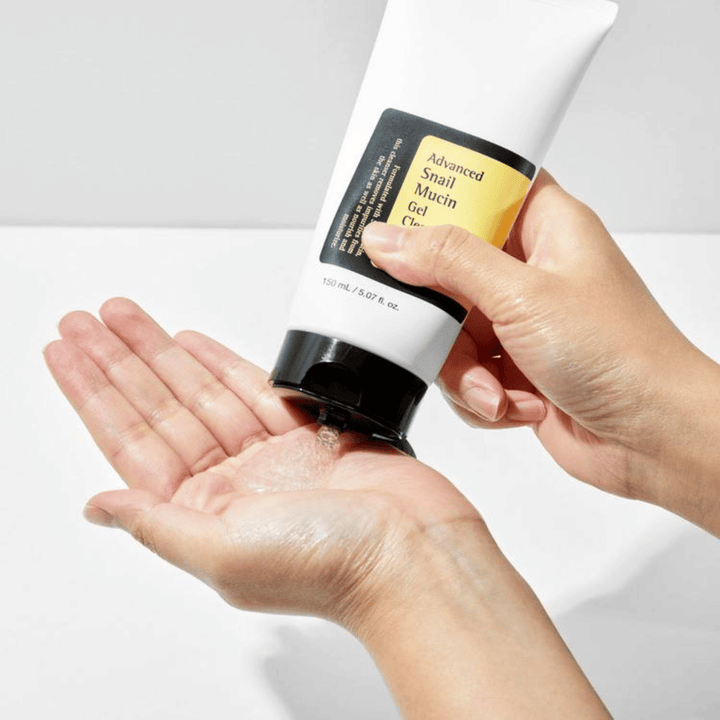 Χέρι εφαρμόζει COSRX Advanced Snail Mucin Gel Cleanser – απαλός καθαρισμός τζελ με βλέννα σαλιγκαριού που καθαρίζει σε βάθος και διατηρεί την υγρασία του δέρματος.