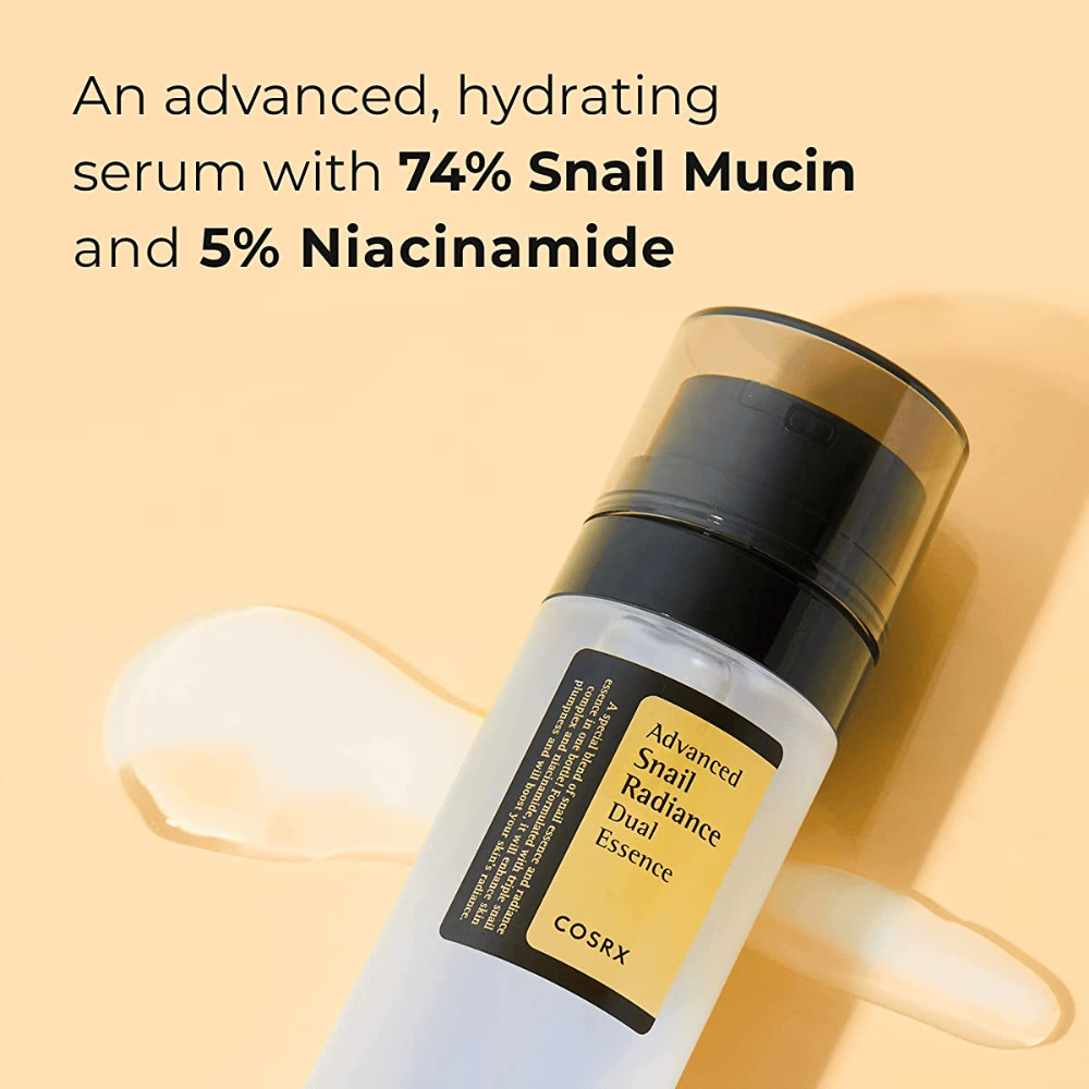 Μπουκάλι COSRX Advanced Snail Radiance Dual Essence, 80 ml, με μαύρη αντλία και ετικέτα, παρουσιασμένο σε φωτεινό φόντο με κείμενο που αναδεικνύει 74% βλέννα σαλιγκαριού και 5% νιασιναμίδη.