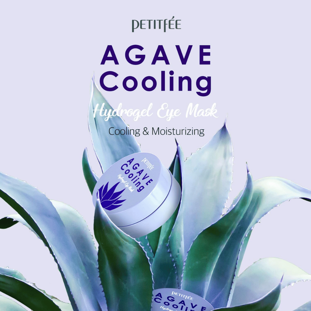 Εικόνα προϊόντος του PETITFEE Agave Cooling Hydrogel Eye Mask τοποθετημένου ανάμεσα σε μεγάλα φύλλα αγαύης. Η εικόνα αναδεικνύει τις δροσιστικές και ενυδατικές ιδιότητες με ένα φρέσκο, φυτικής έμπνευσης θέμα.