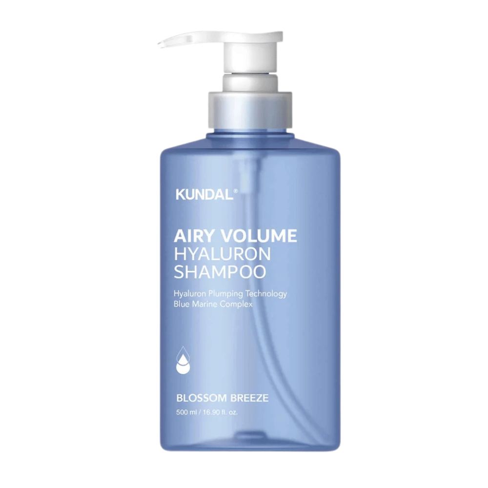 KUNDAL Airy Volume Hyaluron Shampoo Blossom Breeze σε μπλε μπουκάλι αντλίας, σαμπουάν που δίνει όγκο με υαλουρονικό και Blue Marine Complex.