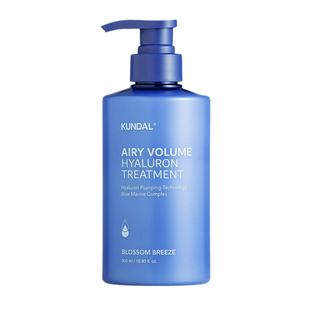KUNDAL Airy Volume Hyaluron Treatment σε μπλε μπουκάλι με αντλία, 500 ml, με το κείμενο Blossom Breeze στην ετικέτα.