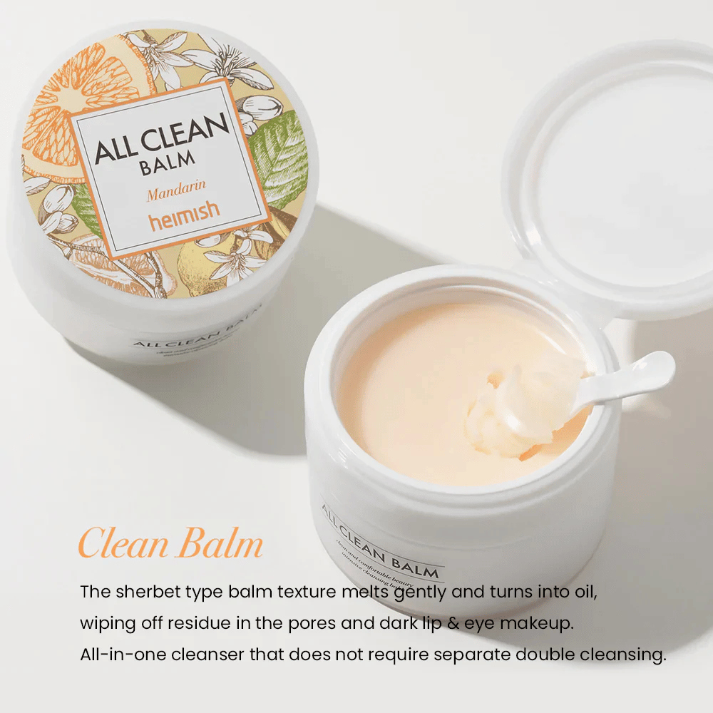Ανοιχτό βάζο από Heimish All Clean Balm Mandarin με ένα κουτάλι που ανακατεύει το κρεμώδες καθαριστικό balm, με μια πολύχρωμη ετικέτα και το κείμενο 'Clean Balm' στο προσκήνιο.