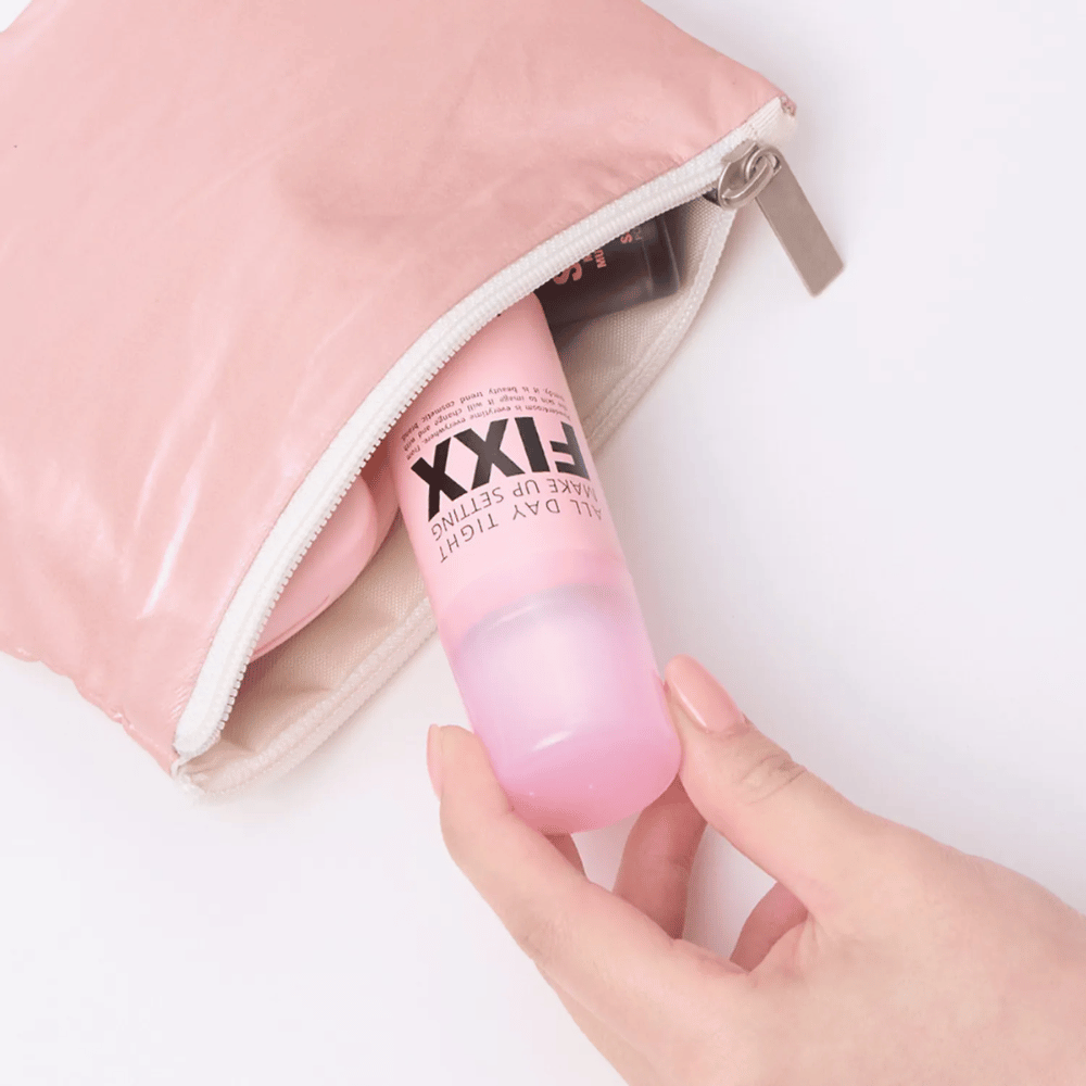 4. So Natural All Day Tight Make Up Setting Fixx – συμπαγές ροζ σπρέι σταθεροποίησης μακιγιάζ που χωράει στο νεσεσέρ