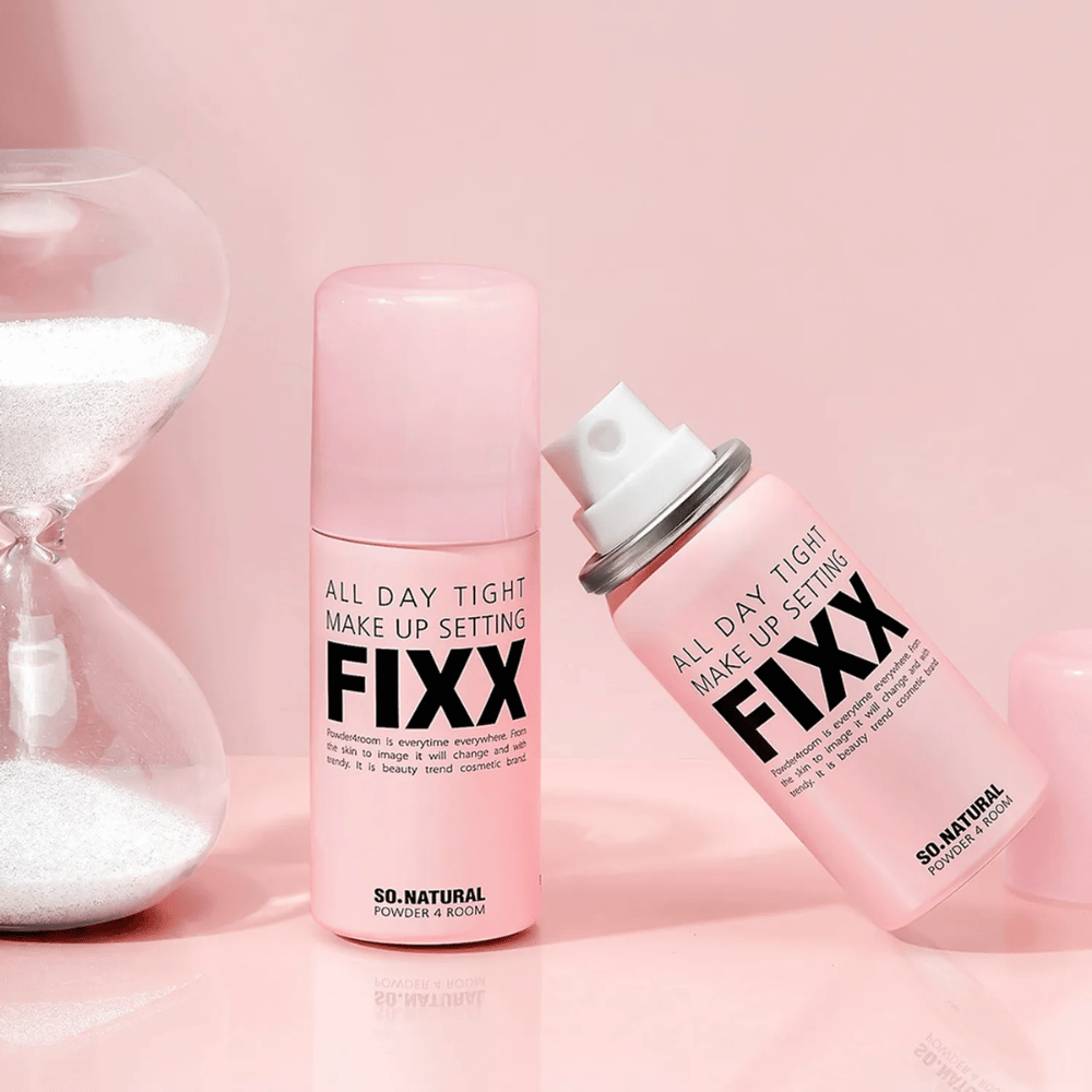 3. So Natural All Day Tight Make Up Setting Fixx – δύο ροζ σπρέι σταθεροποίησης μακιγιάζ με ακροφύσιο ψεκασμού και κλεψύδρα