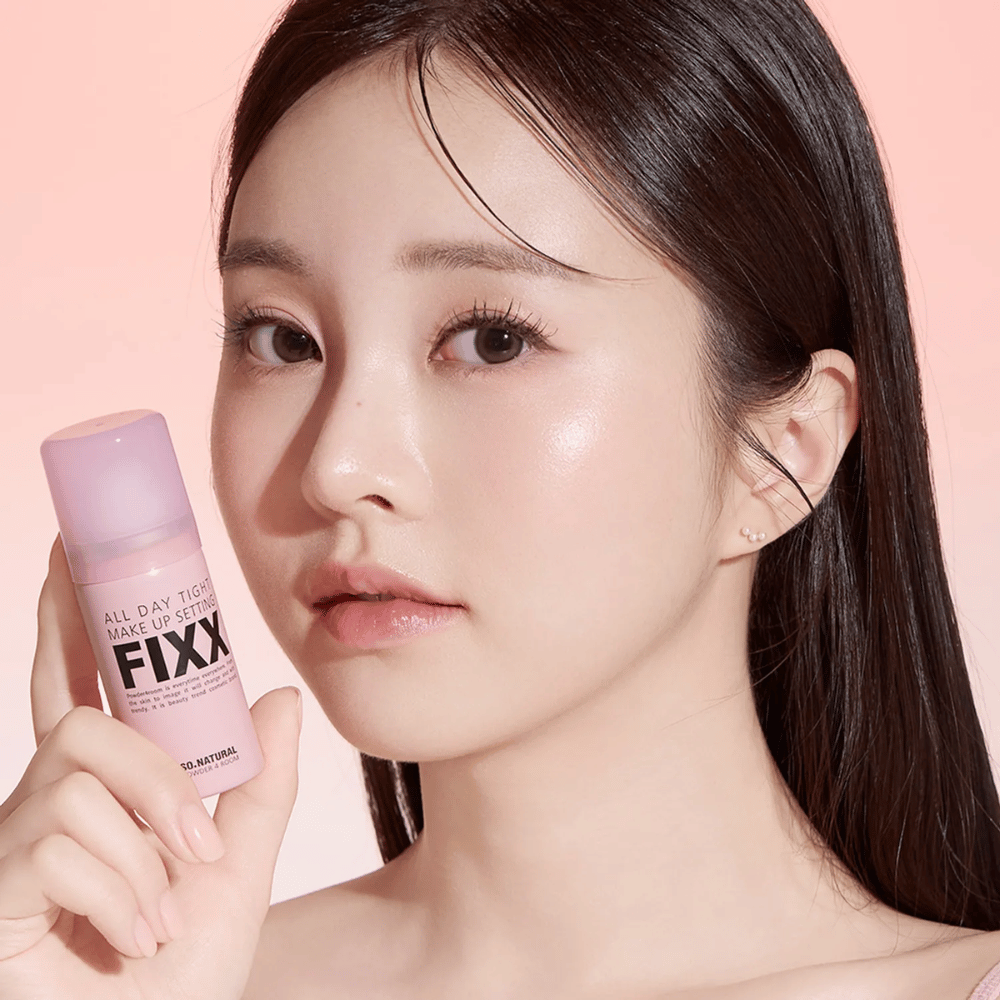2. So Natural All Day Tight Make Up Setting Fixx – μοντέλο με ροζ σπρέι σταθεροποίησης για μακιγιάζ μεγάλης διάρκειας