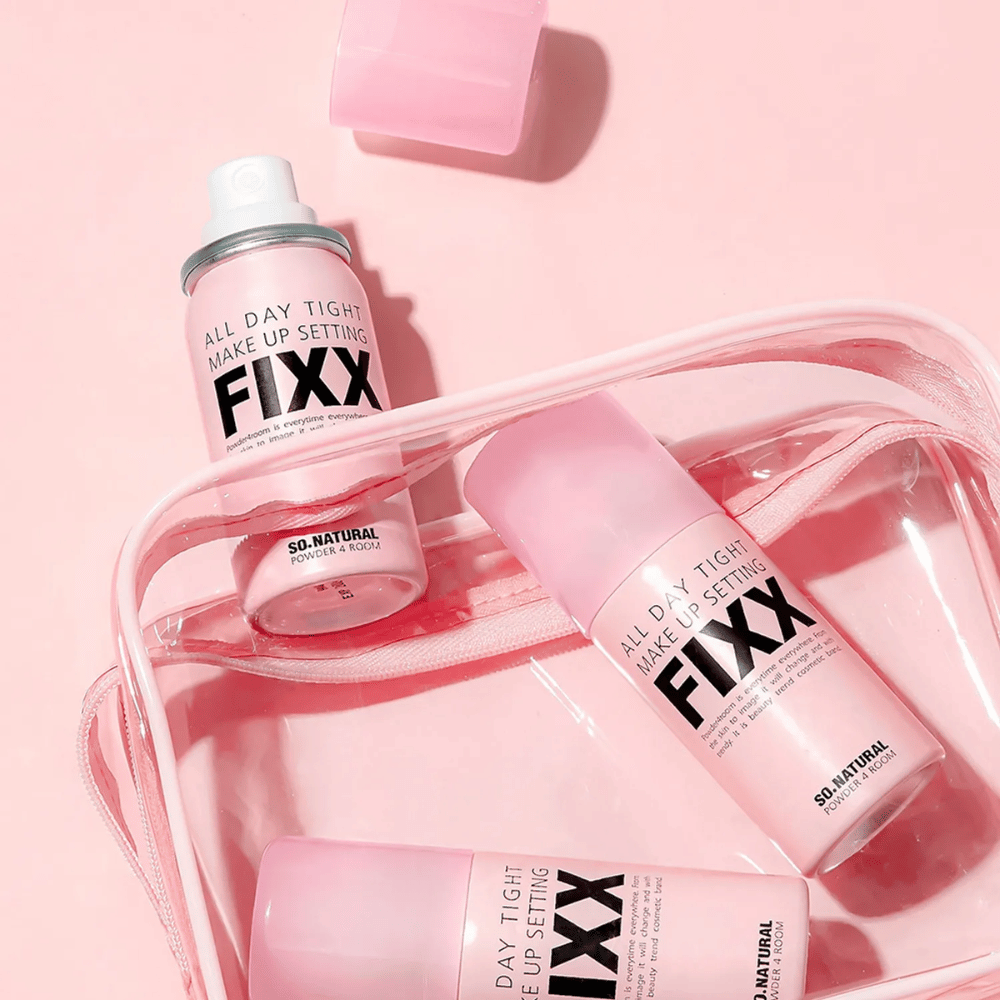 1. So Natural All Day Tight Make Up Setting Fixx – ροζ σπρέι σταθεροποίησης μακιγιάζ σε νεσεσέρ