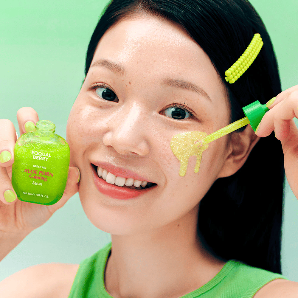 Μοντέλο εφαρμόζει EQQUALBERRY Aloe PDRN Calming Serum με πιπέτα – ελαφρύς ορός γέλης που καταπραΰνει την ερυθρότητα και δίνει φυσική λάμψη.