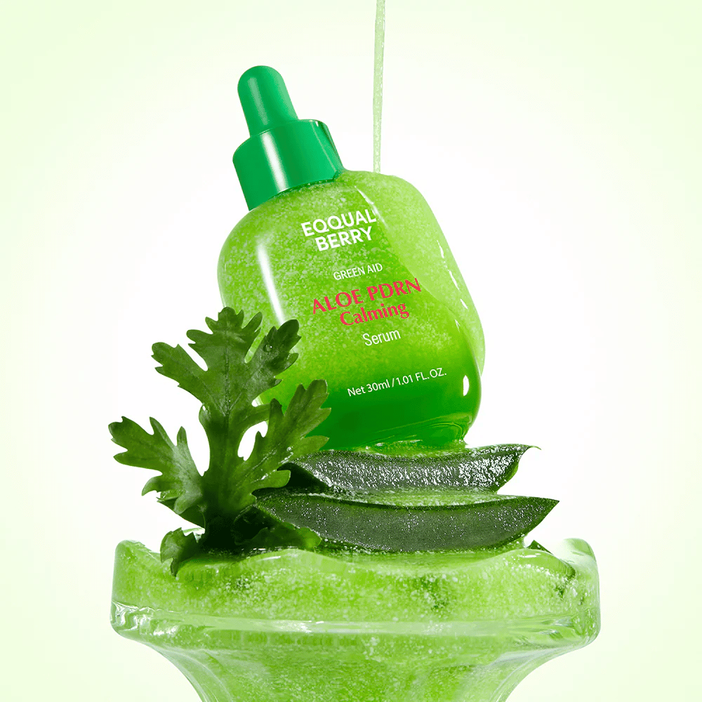 EQQUALBERRY Aloe PDRN Calming Serum τοποθετημένο πάνω σε αλόη – ενυδατικός και καταπραϋντικός ορός με PDRN για ερεθισμένο και ξηρό δέρμα.