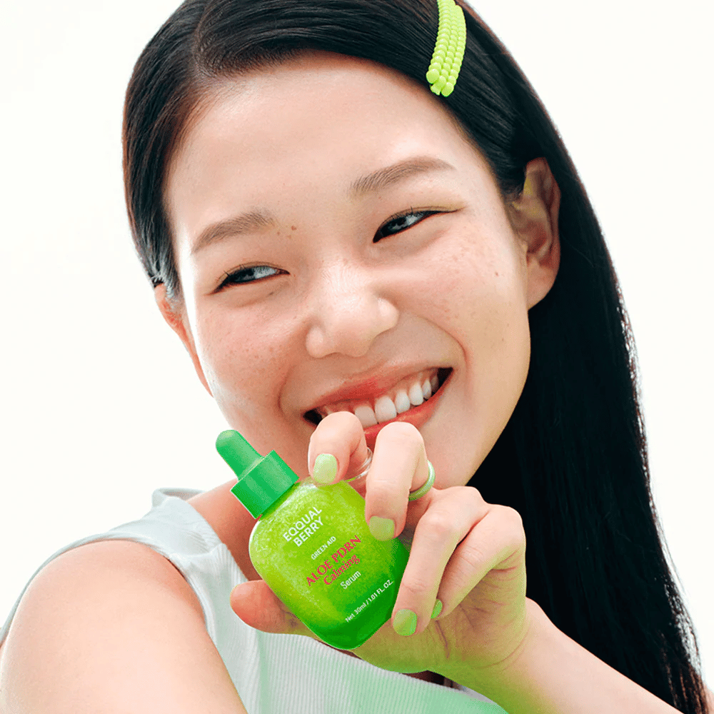 Μοντέλο κρατάει EQQUALBERRY Aloe PDRN Calming Serum – καταπραϋντικός ορός για ευαίσθητο δέρμα με αλόη βέρα και PDRN που ενισχύει το φραγμό του δέρματος.