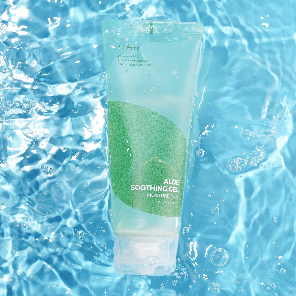 Isntree Aloe Soothing Gel Moisture Type 150 ml – καταπραϋντική και ενυδατική γέλη aloe vera σε μπλε υδάτινο φόντο