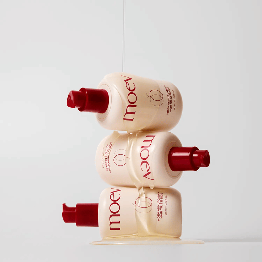 Τρία μπουκάλια MOEV Annurcatin Hair Oil Essence στοιβαγμένα – θρεπτικό έλαιο μαλλιών με μήλο Annurca και βιοτίνη που ενισχύει, προστατεύει και δίνει στα μαλλιά λάμψη και ελαστικότητα.